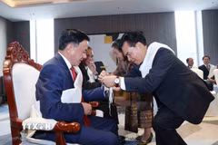 Thường trực Ban Bí thư Trần Cẩm Tú dự Lễ buộc chỉ cổ tay truyền thống của Lào. (Ảnh: Phương Hoa/TTXVN)