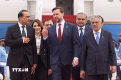 Phó Tổng thống JD Vance (giữa, phía trước) dẫn đầu phái đoàn Mỹ tới Pakistan để tham gia cuộc đàm phán với phía Iran ngày 11/4/2026. (Ảnh: THX/TTXVN)