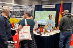 Đại diện kiều bào tại Canada (thứ 2 bên phải) tham gia cùng với Đại sứ quán Việt Nam tại Canada quảng bá hình ảnh đất nước tới du khách Canada. (Ảnh: Hà Linh/TTXVN)