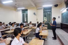 Cán bộ coi thi phổ biến quy chế thi cho thí sinh tại điểm thi Trường Trung học phổ thông Trưng Vương (Thành phố Hồ Chí Minh) năm học 2025-2026. (Ảnh: Thu Hoài/TTXVN)