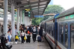 Người dân ở các tỉnh trở về Hà Nội bằng tàu hỏa. (Ảnh: Minh Đức/TTXVN)