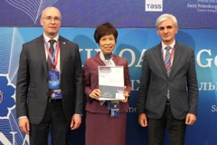 TTXVN nhận hai giải thưởng OANA. (Ảnh: Quang Vinh/TTXVN)