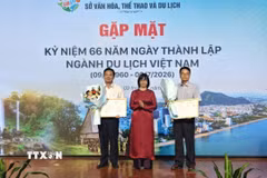 Trao quyết định Công bố công nhận điểm du lịch cho 2 đơn vị. (Ảnh: Sỹ Thắng/TTXVN)