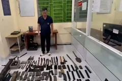 Đối tượng Nguyễn Thanh Hiếu cùng tang vật tại cơ quan điều tra. (Nguồn: Công an Thành phố Hồ Chí Minh)