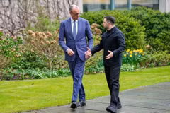 Thủ tướng Đức Friedrich Merz (bên trái) và Tổng thống Ukraine Volodymyr Zelenskyy. (Nguồn: AP)