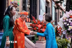Tổng Giám đốc TTXVN Vũ Việt Trang đón tiếp Nhà nghiên cứu Nguyễn Đình Tư (106 tuổi) - nhân chứng của hai thế kỷ, học giả dành trọn đời cho văn hóa, lịch sử và tri thức Việt Nam. (Ảnh: Phạm Tuấn Anh/TTXVN)