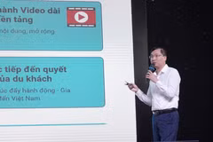 Ông Trần Tiến Duẩn, Tổng Biên tập Báo Điện tử VietnamPlus (TTXVN) trình bày tham luận “Dữ liệu số và báo chí đa ngôn ngữ trong quảng bá du lịch Việt Nam." (Ảnh: Thanh Thủy/TTXVN)