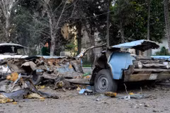 Hiện trường một vụ đánh bom xe tại thủ đô Damascus của Syria. (Ảnh: AFP/TTXVN)