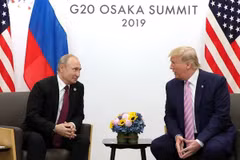 Tổng thống Nga Vladimir Putin (trái) và ông Donald Trump, khi đương chức Tổng thống Mỹ, trong cuộc gặp tại Osaka, ngày 28/6/2019. (Ảnh: SPUTNIK/TTXVN)