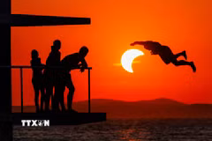 Hiện tượng nhật thực một phần tại bãi biển Kolovare ở thành phố Zadar. (Ảnh: THX/TTXVN phát)