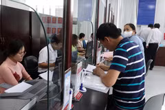 Người dân đến làm các thủ tục cần thiết tại Trung tâm phục vụ hành chính công tại Cần Thơ. (Ảnh: Trung Hiếu/TTXVN)
