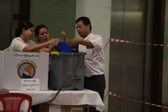 Công tác chuẩn bị tại một điểm bầu cử ở Yangon, Myanmar. (Nguồn: AP)