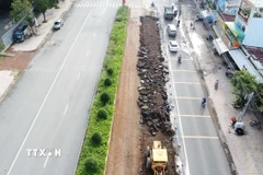 Cơ quan chức năng đang tiến hành sửa chữa trên quốc lộ 14, đoạn qua phường Bình Phước. (Ảnh: Đậu Tất Thành/TTXVN)