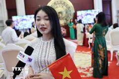 Em Nguyễn Quỳnh Chi, một lưu học sinh, nghiên cứu sinh Thạc sỹ tại Đại học Nhân dân Trung Quốc chia sẻ cảm xúc về ngày hội lớn đất nước. (Ảnh: Công Tuyên/TTXVN)