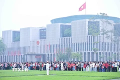 Ngay từ sáng sớm, nhiều người dân đã đến Quảng trường Ba Đình để chứng kiến buổi Lễ chào cờ thiêng liêng đúng ngày 30/4 Giải phóng miền Nam, thống nhất đất nước. (Ảnh: Minh Đức/TTXVN)