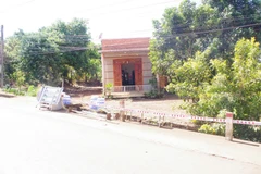 Hiện trường vụ án đang bị lực lượng công an phong tỏa. (Ảnh: Đậu Tất Thành/TTXVN)