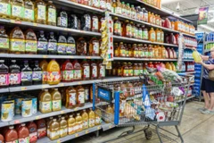 Tình trạng gián đoạn tại eo biển Hormuz sẽ gây ra hiệu ứng dây chuyền, tác động trực tiếp đến lượng hàng hóa hạ nguồn trị giá 3.800 tỷ USD trên toàn cầu. (Nguồn: Getty Images)