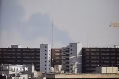 Khói bốc lên sau một vụ tấn công tại Tehran, Iran. (Ảnh: THX/TTXVN)