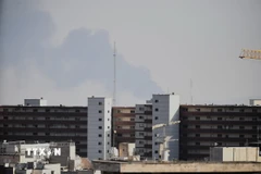 Khói bốc lên sau một vụ tấn công tại Tehran, Iran. (Ảnh: THX/TTXVN)