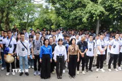 Đoàn thanh niên kiều bào dâng hương tưởng niệm các Vua Hùng tại Khu Di tích lịch sử Quốc gia đặc biệt Đền Hùng, thành phố Việt Trì, tỉnh Phú Thọ. (Ảnh: TTXVN phát)