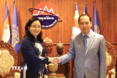 Bộ trưởng Bộ Thông tin Campuchia Neth Pheaktra (phải) tiếp Thứ trưởng Bộ Văn hóa, Thể thao và Du lịch Việt Nam Trịnh Thị Thủy. (Ảnh: Minh Hưng/TTXVN)