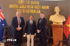Đại sứ Việt Nam tại Australia Phạm Hùng Tâm (đứng giữa) tại cuộc gặp với Chủ tịch Tập đoàn SunRice John Bradford (trái) và Giám đốc truyền thông của tập đoàn là Anthony McFarlane. (Ảnh: TTXVN phát)