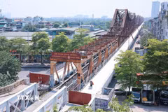 Sau gần 2 tháng thi công, dự án sửa chữa đột xuất phần đường đi bộ, đường xe máy và xe thô sơ hai bên Cầu Long Biên đã hoàn thành, sẵn sàng thông xe từ 0h ngày 28/5. (Ảnh: Hoàng Hiếu/TTXVN)