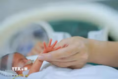 Sau 80 ngày điều trị tích cực, trẻ tăng cân lên 1,6kg, sức khỏe ổn định. (Ảnh: Nguyễn Thảo/TTXVN)