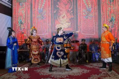 Thay vì thụ động chờ đợi khán giả mua vé vào rạp, Nhà hát Nghệ thuật hát Bội Thành phố Hồ Chí Minh đã chủ động mang di sản đi tìm người xem ở nơi công cộng. (Ảnh: Hữu Duyên/TTXVN)