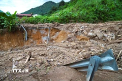 Một đoạn cua, dốc trên quốc lộ 16 (đoạn thuộc bản Hòa Lý, xã Mỹ Lý) bị mưa, lũ ống, lũ quét tàn phá nghiêm trọng. (Ảnh: Xuân Tiến/TTXVN)