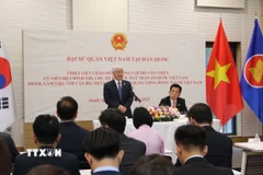 Ông Đỗ Văn Chiến và Đại sứ Vũ Hồ lắng nghe ý kiến từ đại diện các hội, đoàn của cộng đồng người Việt tại Hàn Quốc. (Ảnh: Trường Giang/TTXVN)