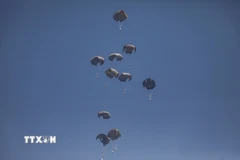 Hàng cứu trợ được thả xuống Dải Gaza ngày 27/7/2025. (Ảnh: THX/TTXVN)