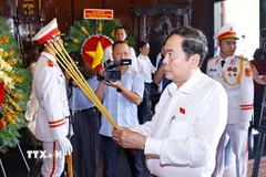 Chủ tịch Quốc hội Trần Thanh Mẫn dâng hương tại Di tích lịch sử quốc gia Ngã Ba Giồng. (Ảnh: Doãn Tấn/TTXVN)