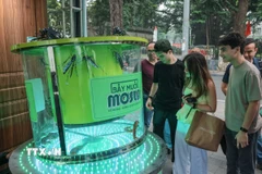 Du khách nước ngoài tham quan gian hàng tại triển lãm Techfest Việt Nam 2025 tại phố đi bộ Hồ Gươm. (Ảnh: Hoàng Hiếu/TTXVN)