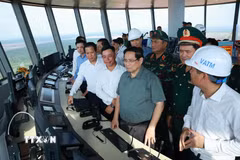 Thủ tướng Phạm Minh Chính kiểm tra, thị sát Dự án cảng hàng không quốc tế Long Thành từ Đài kiếm soát không lưu. (Ảnh: Dương Giang/TTXVN)