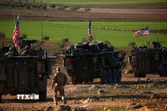 Xe quân sự của lực lượng Mỹ di chuyển gần làng Yalanli, ngoại ô thành phố Manbij, Syria. (Nguồn: Getty Images/TTXVN)