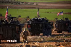 Xe quân sự của lực lượng Mỹ di chuyển gần làng Yalanli, ngoại ô thành phố Manbij, Syria. (Nguồn: Getty Images/TTXVN)
