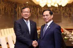 Phó Thủ tướng, Bộ trưởng Ngoại giao Bùi Thanh Sơn tiếp Phó Thủ tướng, Bộ trưởng Ngoại giao và Hợp tác quốc tế Vương quốc Campuchia Prak Sokhonn. (Ảnh: An Đăng/TTXVN)