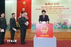 Chủ tịch nước Lương Cường bỏ phiếu bầu cử tại khu vực bỏ phiếu số 26, phường Hoàn Kiếm, thành phố Hà Nội. (Ảnh: Lâm Khánh/TTXVN)