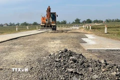 Đơn vị thi công tiến hành sửa chữa mặt đường. (Ảnh: Văn Tý/TTXVN)