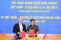 Thượng tướng Hoàng Xuân Chiến, Thứ trưởng Bộ Quốc phòng và ngài Hung Jeffrey, Phó Tổng Thư ký Quốc phòng Australia ký kết kế hoạch hợp tác giữa quốc phòng hai nước trong 3 năm 2025-2027. (Ảnh: Trọng Đức/TTXVN)