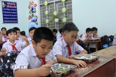 Học sinh của Trường Tiểu học Phương Sài, thành phố Nha Trang vui vẻ với bữa ăn bán trú do Nhà trường tổ chức nấu. (Ảnh: Phan Sáu/TTXVN)