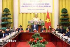 Phó Chủ nhiệm Văn phòng Chủ tịch nước, Trợ lý Chủ tịch nước Cấn Đình Tài, chủ trì buổi họp báo. (Ảnh: An Đăng/TTXVN)