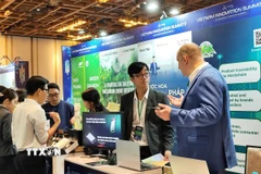 Các đơn vị trưng bày, giới thiệu sản phẩm tại khu vực triển lãm tại Hội nghị Đổi mới sáng tạo Việt Nam 2025 (VIS 2025) với chủ đề “Kiến tạo cầu nối hướng đến đổi mới và phát triển” đã khai mạc sáng 6/11/2025 tại Thành phố Hồ Chí Minh. (Ảnh: Thu Hoài/TTXVN)