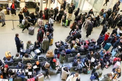 Hành khách mắc kẹt tại nhà ga ở London, Anh, sau khi các chuyến tàu Eurostar bị hủy. (Ảnh: THX/TTXVN)