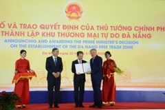 Trao Quyết định của Thủ tướng Chính phủ về thành lập Khu thương mại tự do Đà Nẵng. (Ảnh: Văn Dũng/TTXVN)