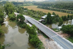 Cầu Gáo Giồng hoàn thành tạo điều kiện lưu thông thuận tiện, góp phần thúc đẩy phát triển kinh tế-xã hội địa phương. (Ảnh: Nhựt An/TTXVN)