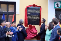 Ngày 19/5/2025, Đại sứ Dương Hoài Nam (bên trái) và ông Michael Canov Thị trưởng thành phố Chrastava tiến hành nghi thức khai trương Nhà bia lưu niệm, nơi lưu dấu Chủ tịch Hồ Chí Minh tại thành phố Chrastava, Cộng hòa Séc. (Ảnh minh họa: Việt Dũng/TTXVN)