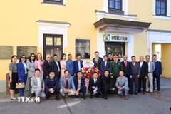 Đại sứ Dương Hoài Nam cùng lãnh đạo hội đoàn người Việt tại Châu Âu và Cộng hòa Séc tại lễ dâng hoa tại bia tưởng niệm Chủ Tịch Hồ Chí Minh. (Ảnh: Việt Thắng/TTXVN)