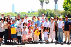 Đại sứ Việt Nam tại Israel Nguyễn Kỳ Sơn (áo xanh, ở giữa) cùng các gia đình và các cháu thiếu nhi tham dự chương trình gặp mặt và vui Tết Thiếu nhi 1/6, (Ảnh: Thanh Bình/TTXVN)